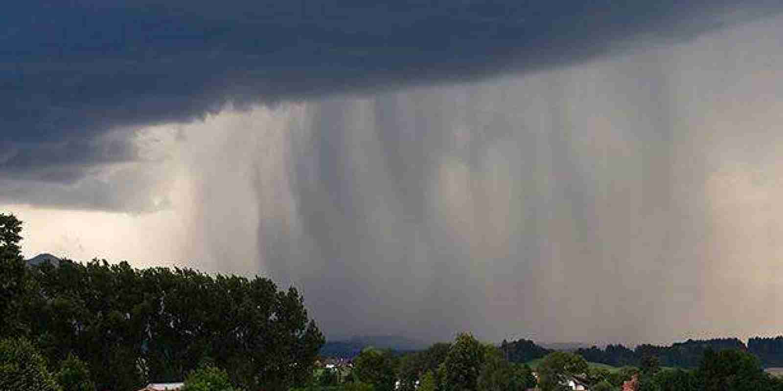 Сильні дощі, гроза, вітер: синоптики закликали зважати на прогноз погоди 26 липня у Львові й бути обачними