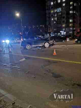 Сильно потрощені авто: пізно ввечері у Львові зіткнулися три машини (ФОТО)