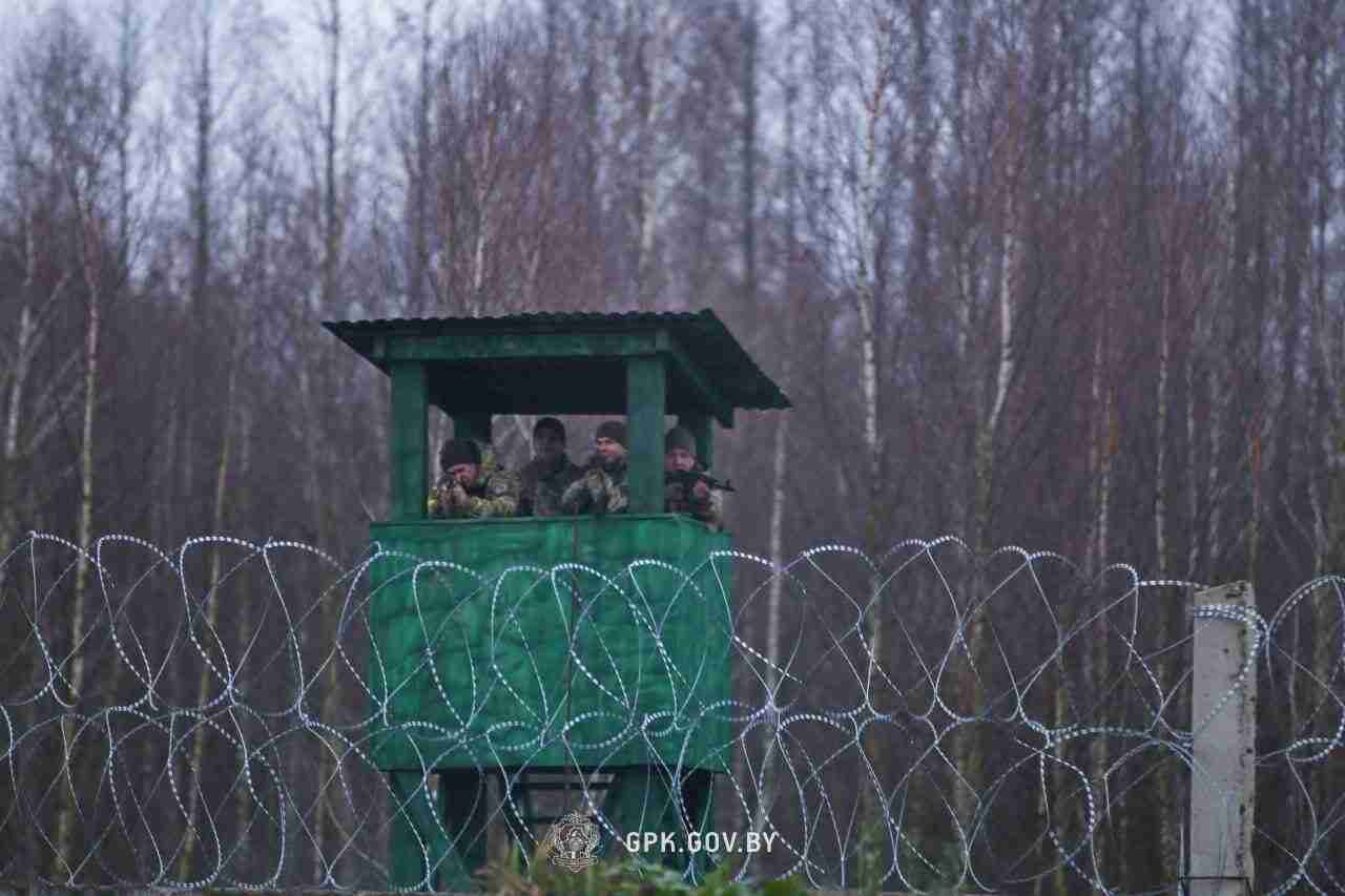 Силовики Білорусі занепокоєні будівництвом високого паркану і оглядових веж зі сторони України (ФОТО, ВІДЕО)