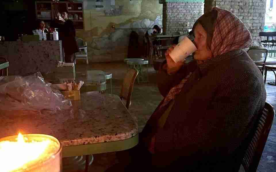 Скандал у Києві: з кафе виганяли на вулицю бабусю, яка просила погрітися та поїсти (ФОТО)