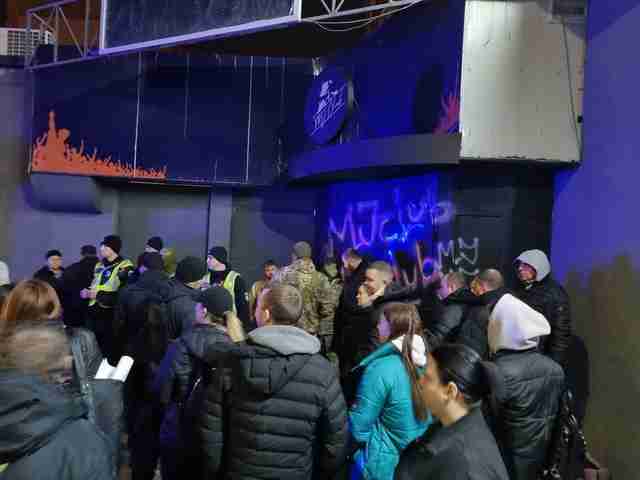 Скандал у Вінниці: активістів обурило відкриття нічного клубу до річниці повномасштабної війни (ФОТО)