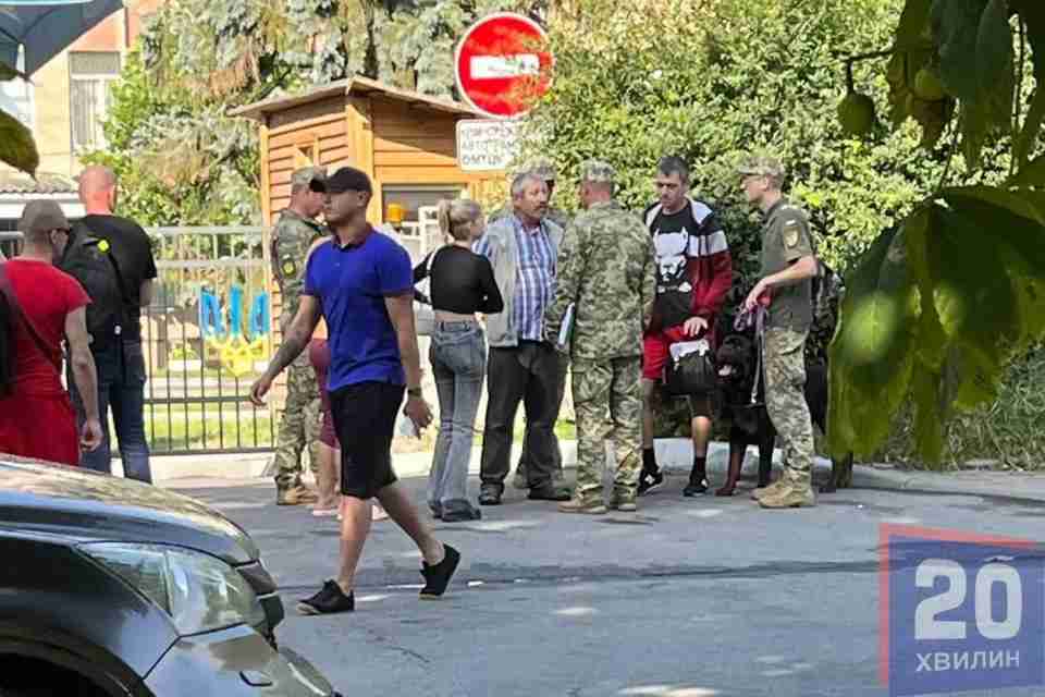 Скандал з ТЦК: у Тернополі хлопця забрали в бус біля під'їзду і утримували силоміць майже три дні (ВІДЕО, ФОТО)