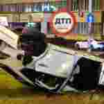 Смертельна автотроща у Києві: авто вилетіло на газон і перекинулося (відео, фото)