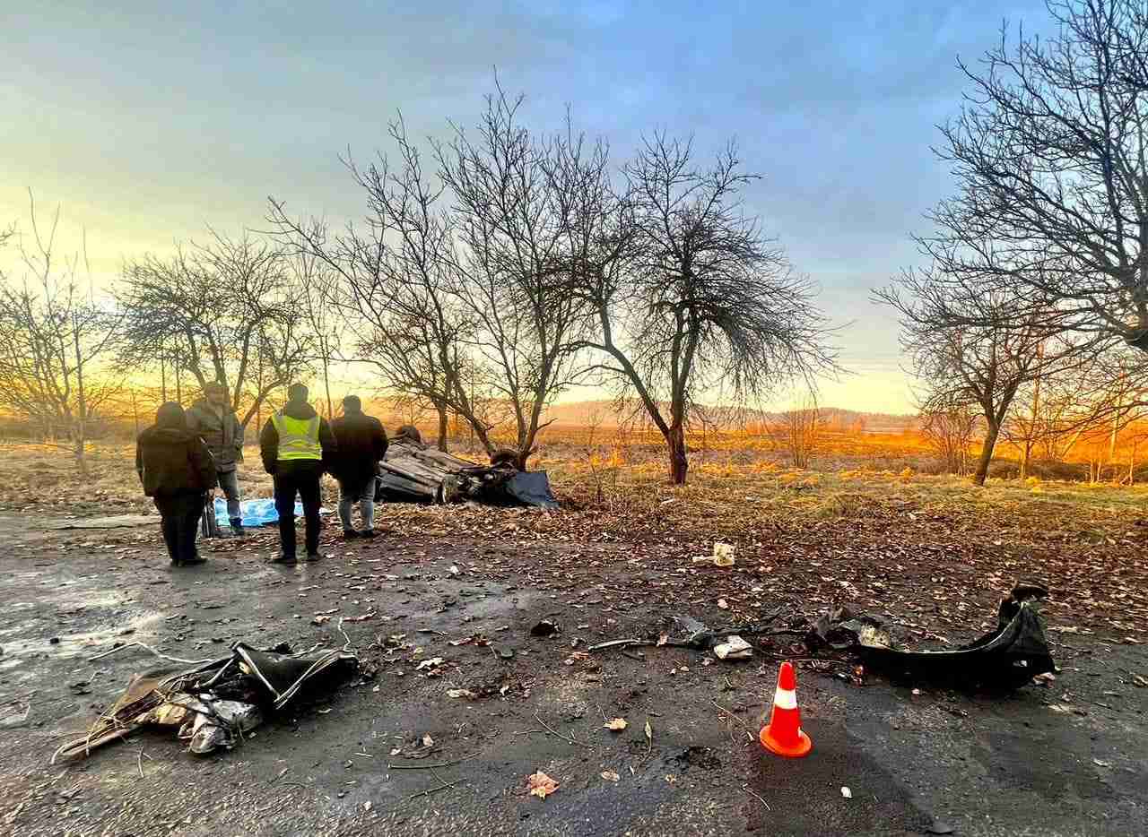 Смертельна ДТП на Прикарпатті: водій влетів в дерево, запчастини від авто були розкидані по дорозі (ФОТО)