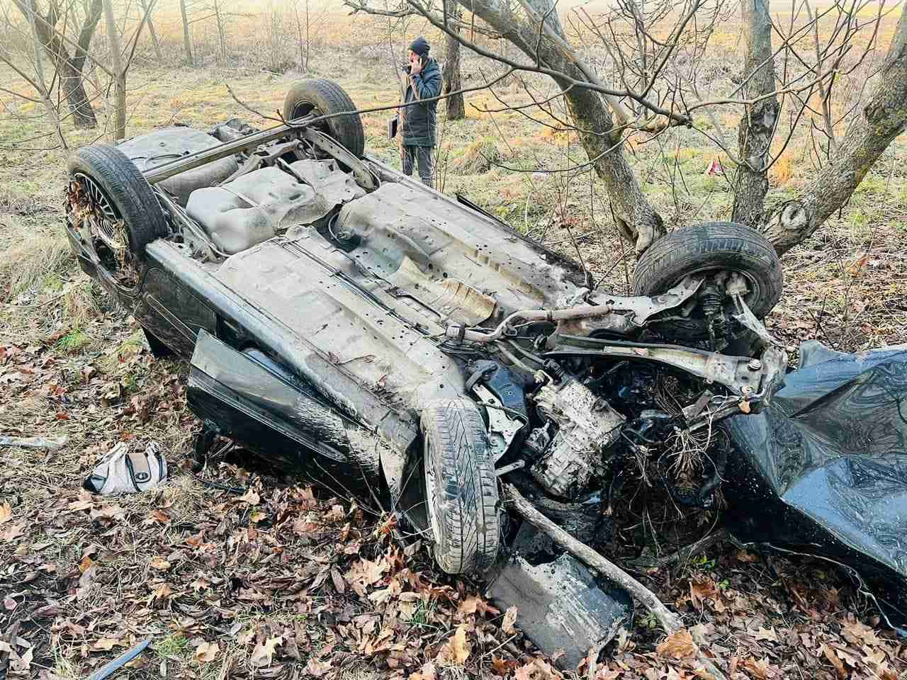 Смертельна ДТП на Прикарпатті: водій влетів в дерево, запчастини від авто були розкидані по дорозі (ФОТО)