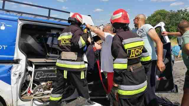 Смертельна ДТП на трасі «Кропивницький-Кривий Ріг»: є жертви, 15 людей в лікарні (ФОТО)