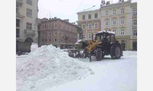Сніг з доріг на пішохідному переході: жителі Львова поскаржилися на роботу комунальників (ФОТО)