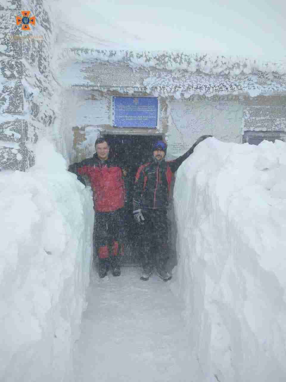 Снігова небезпека: у Карпатах намело майже два метри снігу (ФОТО)