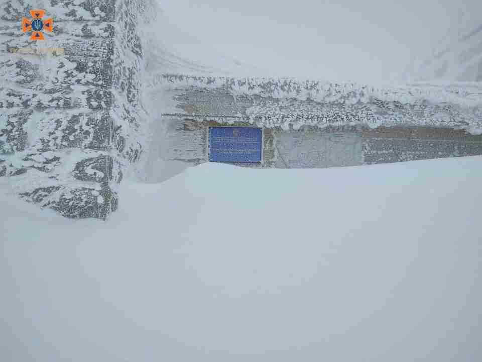 Снігова небезпека: у Карпатах намело майже два метри снігу (ФОТО)