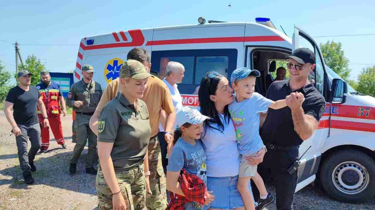 Сьогодні Україна повернула з полону військових і викрадених дітей (ФОТО)