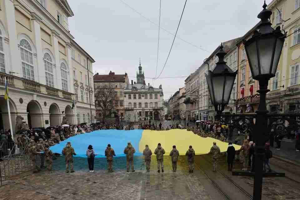 Сотні людей у центрі Львова урочисто заспівали Гімн України (ВІДЕО, ФОТО)