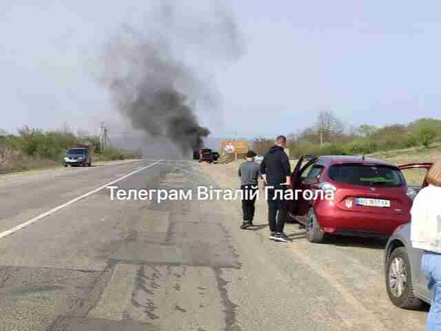 Спалахнув під час руху: на об'їзній Ужгорода згорів автомобіль (ФОТО/ВІДЕО)