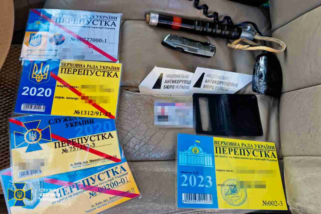 Спецслужби затримали українця, який продавав спецперепустки на транспорт Зеленського (ФОТО, ВІДЕО)