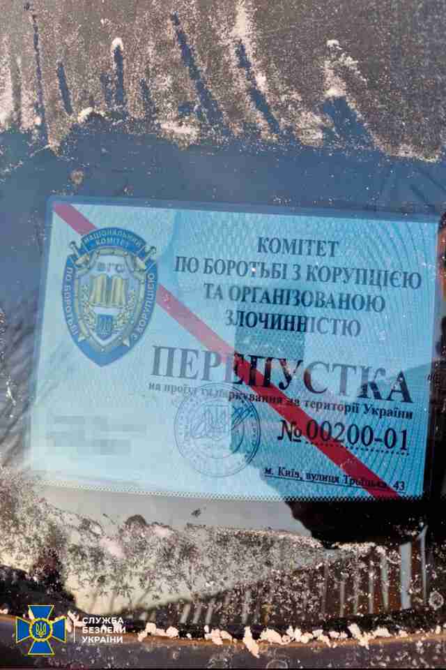 Спецслужби затримали українця, який продавав спецперепустки на транспорт Зеленського (ФОТО, ВІДЕО)