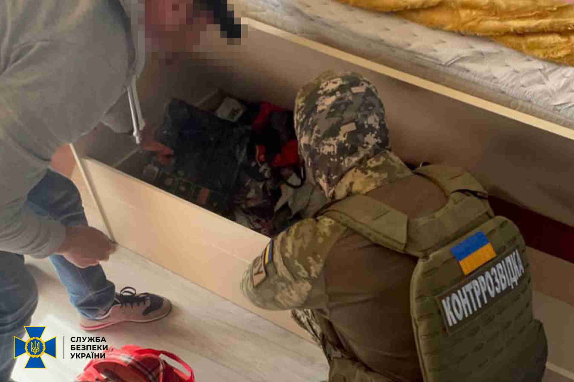 Спецслужби затримали зрадника, який у власній квартирі під ліжком 6-річної доньки облаштував схрон з бойовими гранатами (ФОТО)