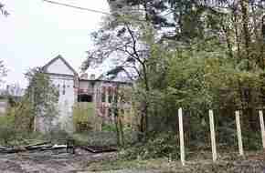 «Списана» школа у Брюховичах: суд заборонив будувати житло на території недобудованої школи