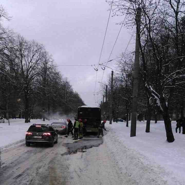 Стала відома причина інциденту з автобусом у Львові (фото, відео)