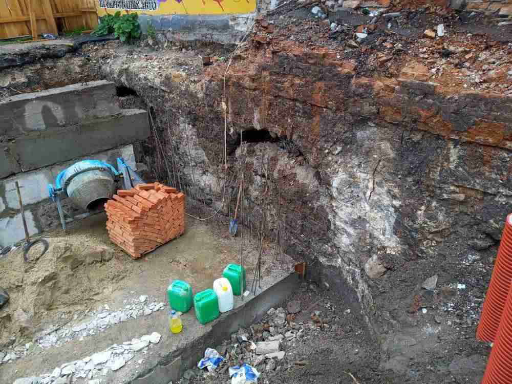 Старовинні мури у Бродах, попри заборону, залили бетоном (фото)