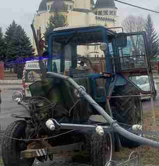 Стався напад: на Львівщині врятували водія некерованого трактору (ФОТО)