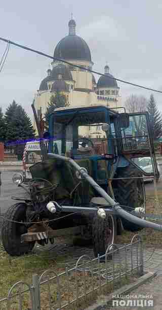 Стався напад: на Львівщині врятували водія некерованого трактору (ФОТО)