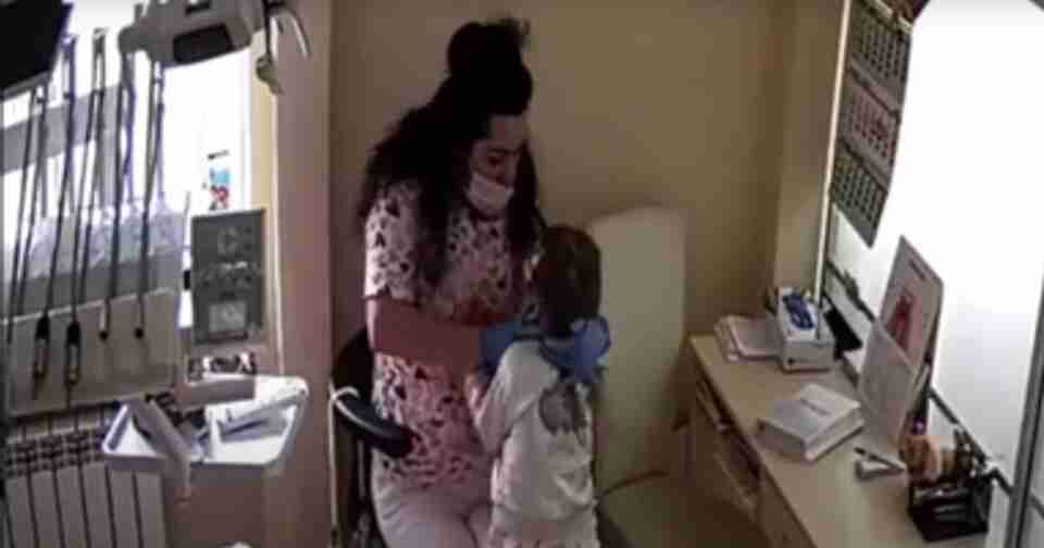 Стоматологиню з Рівного, яка била дітей під час візиту, звільнили від покарання