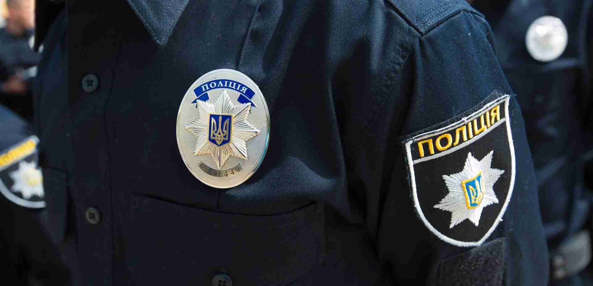 Стояла посеред проїзної частини Київ - Чоп і плакала: патрульні врятували жінку (ФОТО)