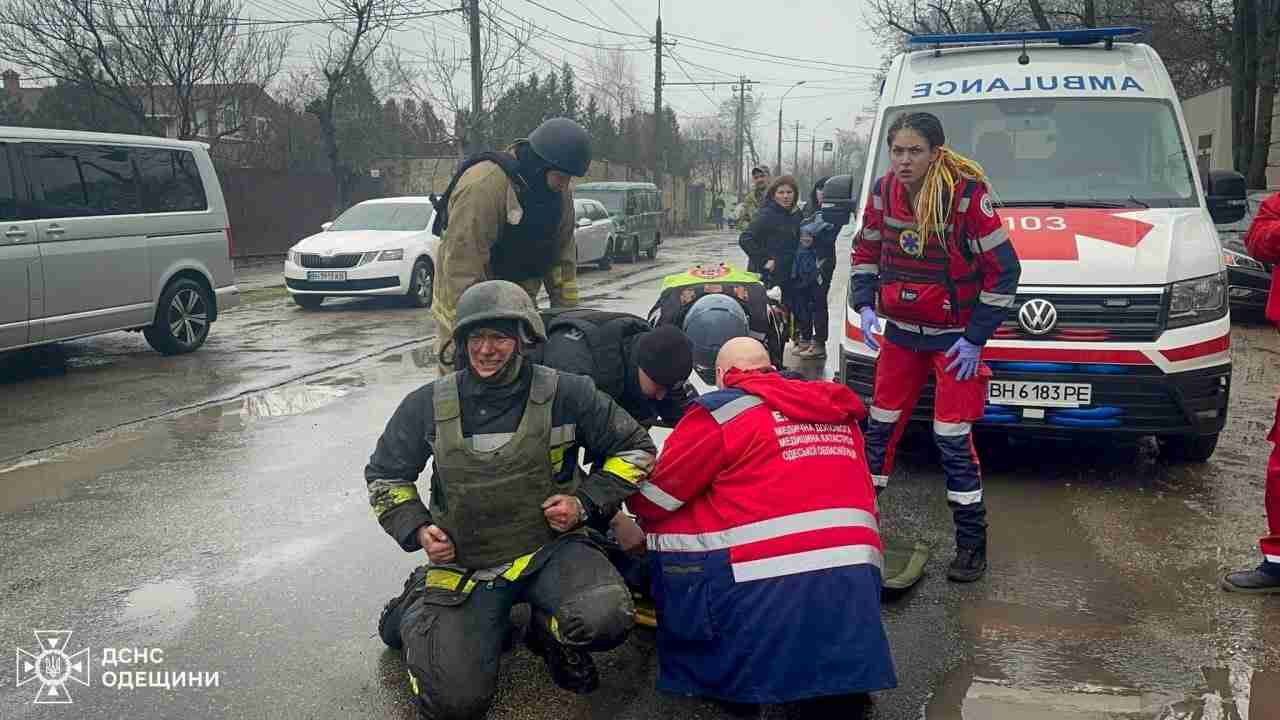 Страшні наслідки атаки по Одесі: в ДСНС показали кадри з місця удару (ФОТО)