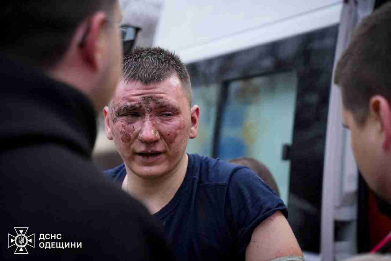 Страшні наслідки атаки по Одесі: в ДСНС показали кадри з місця удару (ФОТО)