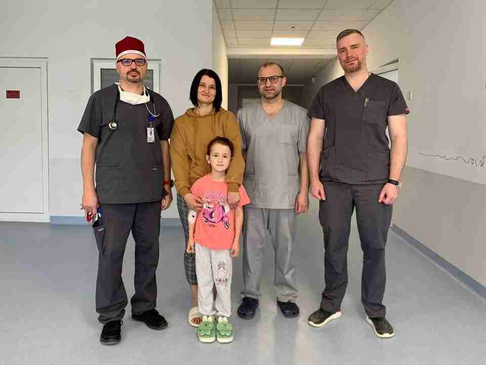 Страждала від нудоти та блювання: львівські хірурги прооперували 8-річну дівчинку, яка майже не могла їсти (ФОТО)