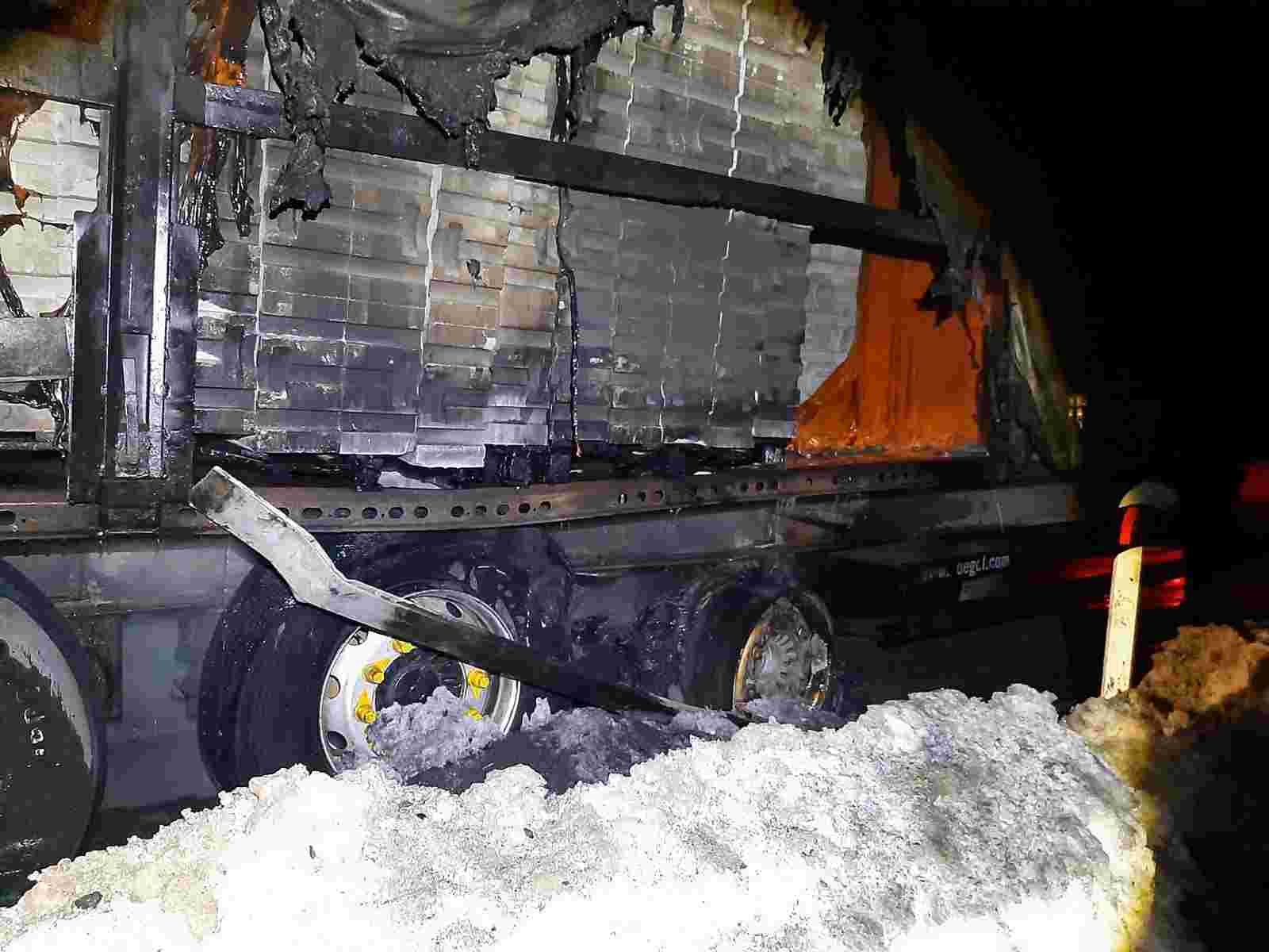 Стрийський район: рятувальники гасили вогонь у причепі вантажівки (фото)