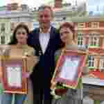 Студенткам-медикам які врятували життя чоловікові в львівському трамваї, вручили подяки (ФОТО)