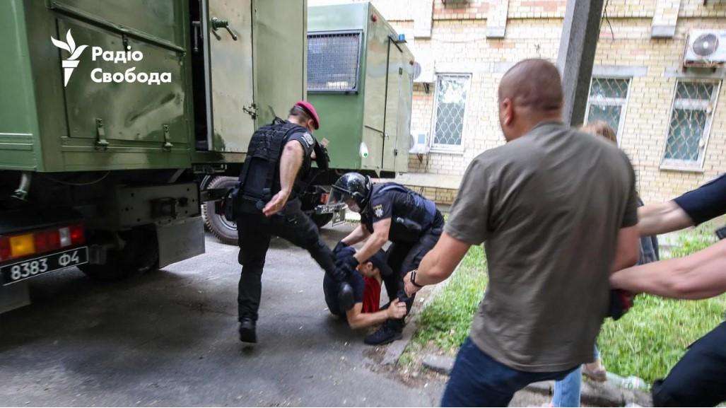 Суд над Стерненком: сталася бійка, порвали одяг депутату Лозинському (фото)