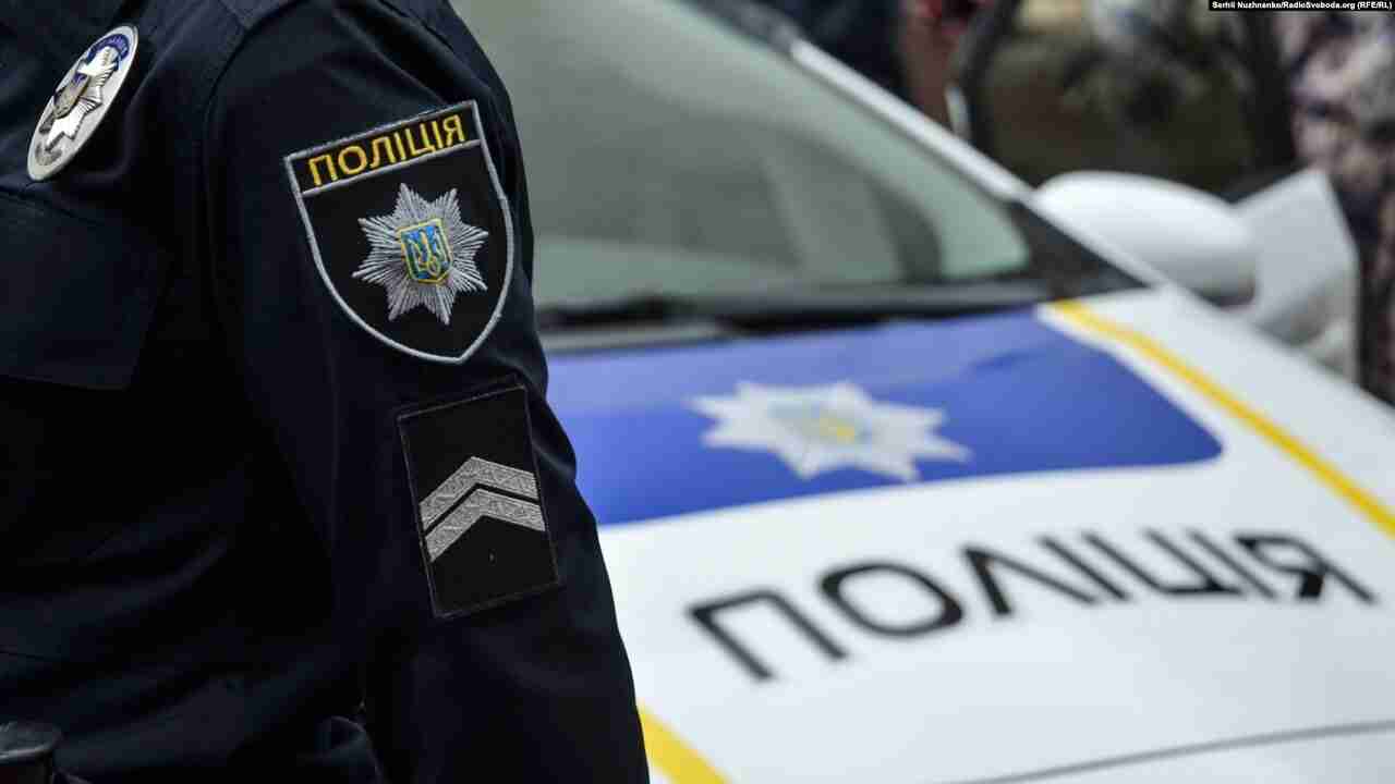 Суд звільнив від покарання чоловіка, який у службовому авто напав на львівського патрульного