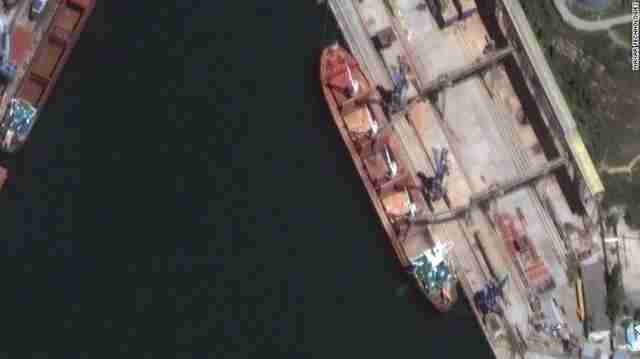 Супутник зафіксував, як російські кораблі завантажують українське зерно в Криму