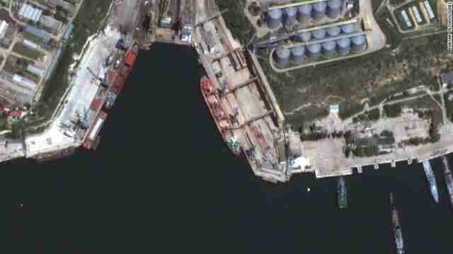 Супутник зафіксував, як російські кораблі завантажують українське зерно в Криму