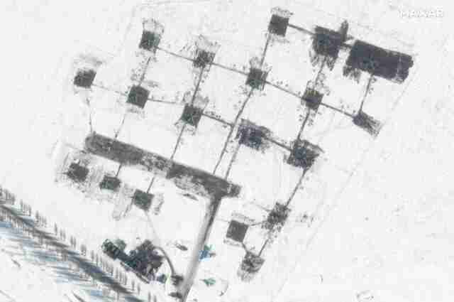 Супутники зафіксували посилену активність російських військ біля українських кордонів (ФОТО)