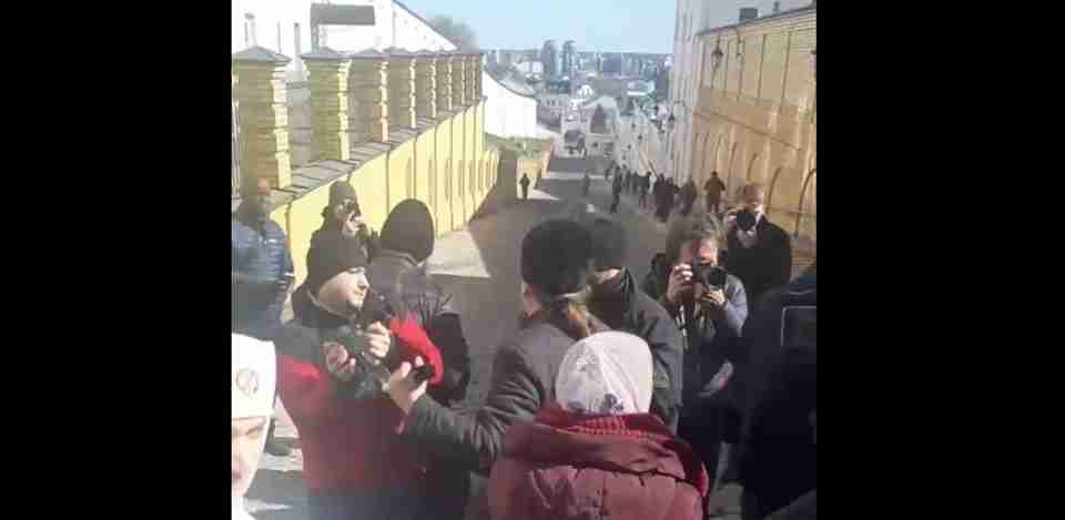 Священник УПЦ МП зламав журналістові камеру у Лаврі (ВІДЕО)