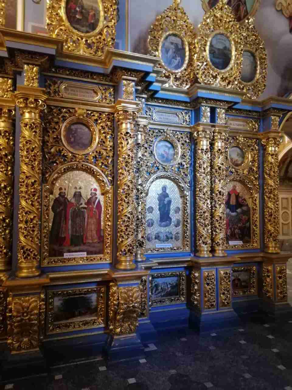 Священники УПЦ МП винесли всі ікони і підсвічники з Успенського собору Києво-Печерської лаври (ФОТО)