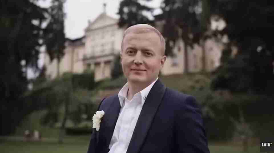 ТЦК не зміг знайти експрокурора, який відгуляв гучне весілля у Львові, щоб вручити повістку