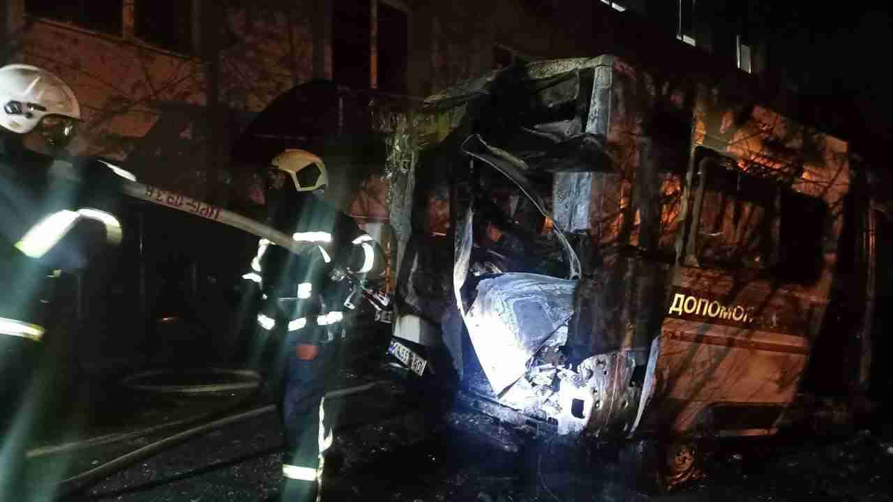 Трагедія: жінка згоріла в автомобілі швидкої допомоги (ФОТО)