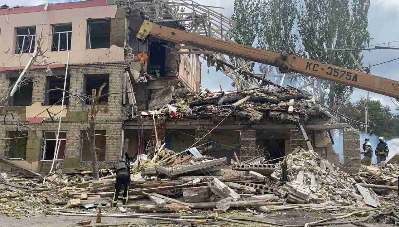 Троє загиблих: у Краматорську з-під завалів зруйнованої школи дістали тіла
