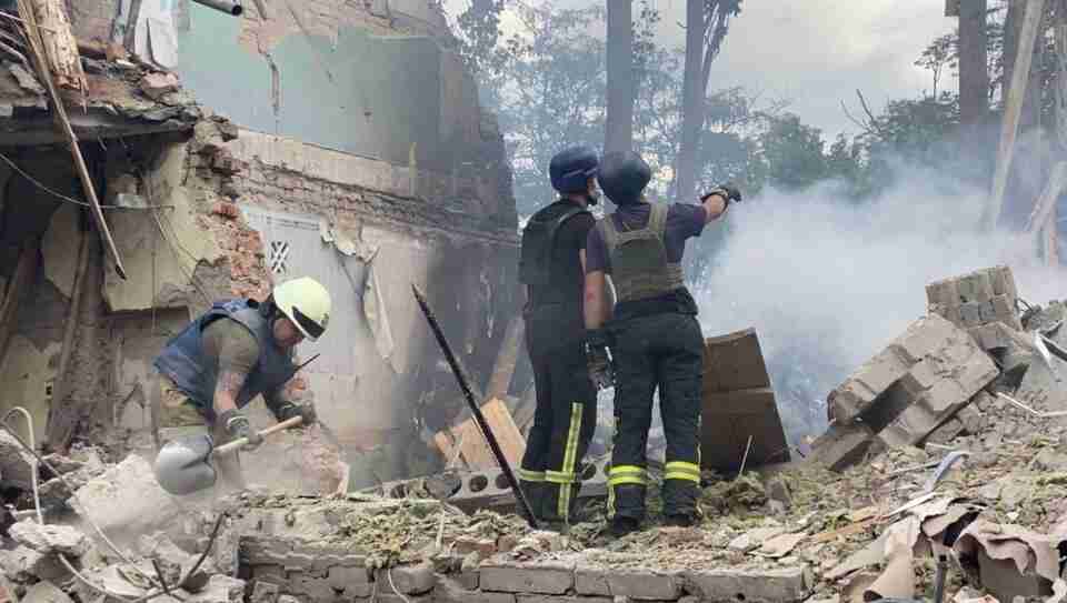 Троє загиблих: у Краматорську з-під завалів зруйнованої школи дістали тіла