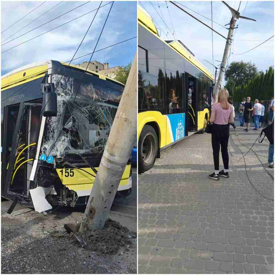 У Львові тролейбус протаранив стовп