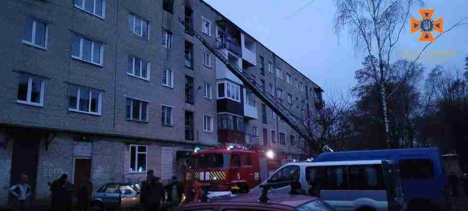 У багатоквартирному будинку Нововолинська вибухнули два туристичні газові балони (ФОТО)