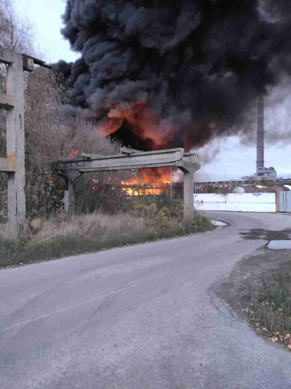 У Бєлгородській області пожежа на лакофарбовому заводі, внаслідок влучання снаряду ФОТО)