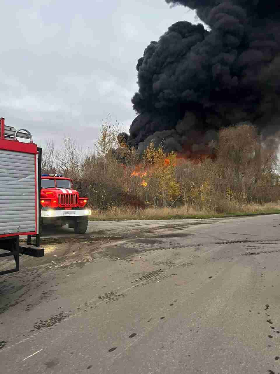 У Бєлгородській області пожежа на лакофарбовому заводі, внаслідок влучання снаряду ФОТО)