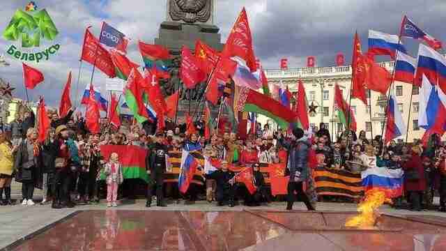 У білорусі затримали людей, які сперечалися з провладним мітингом «За росію»