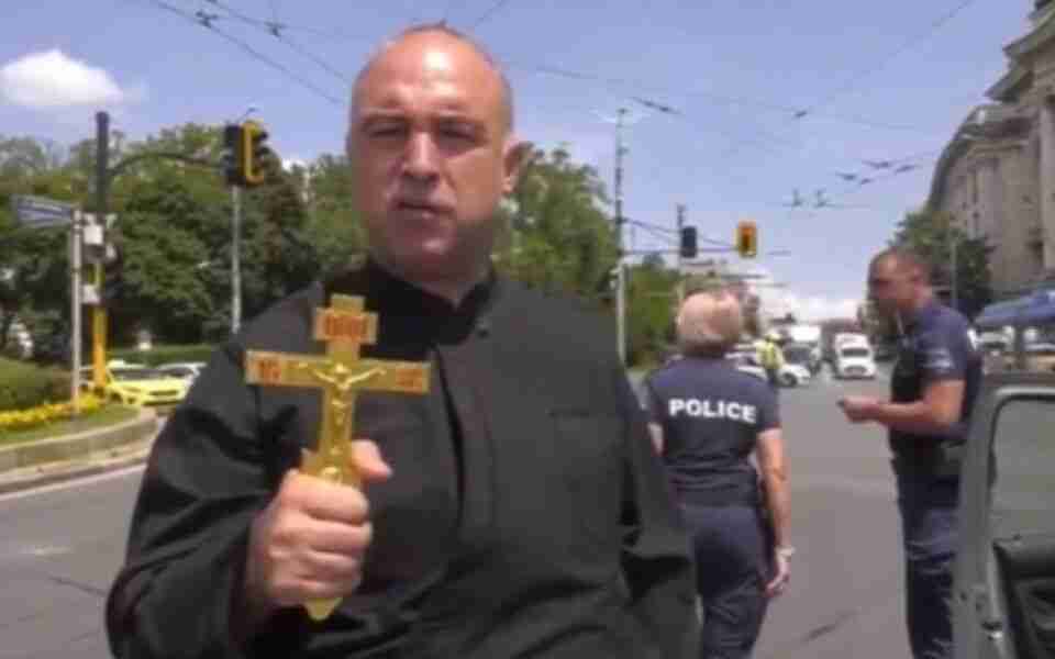 У Болгарії «священник» намагався проклясти кортеж Зеленського: з'явилися подробиці (ВІДЕО)
