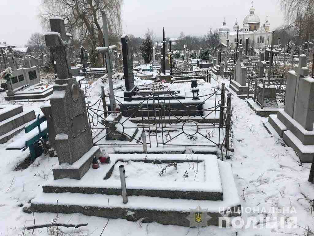 У Бориславі поліцейські викрили зловмисника, причетного до наруги над могилою (фото)