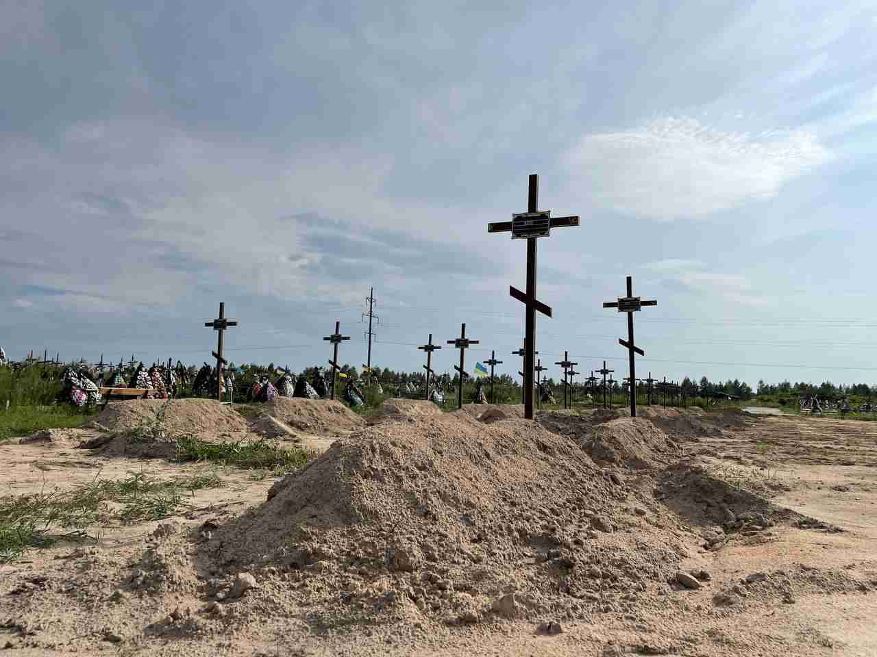 У Бучі поховали ще 35 невпізнаних загиблих від рук окупантів (фото)